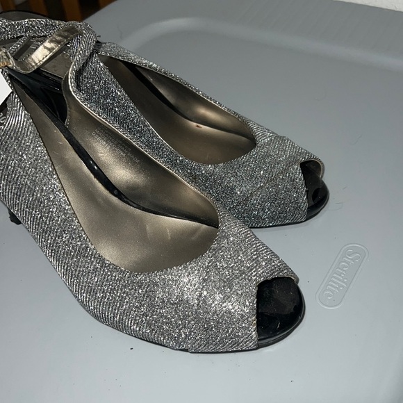 WOMENS 9 SILVER PEEP TOE HEELS - Picture 2 of 7